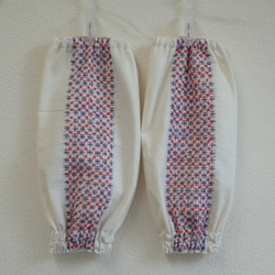 刺し子　アームカバー　(白のコットン生地に　藤色系のグラデーション糸で紫陽花模様） 3枚目の画像