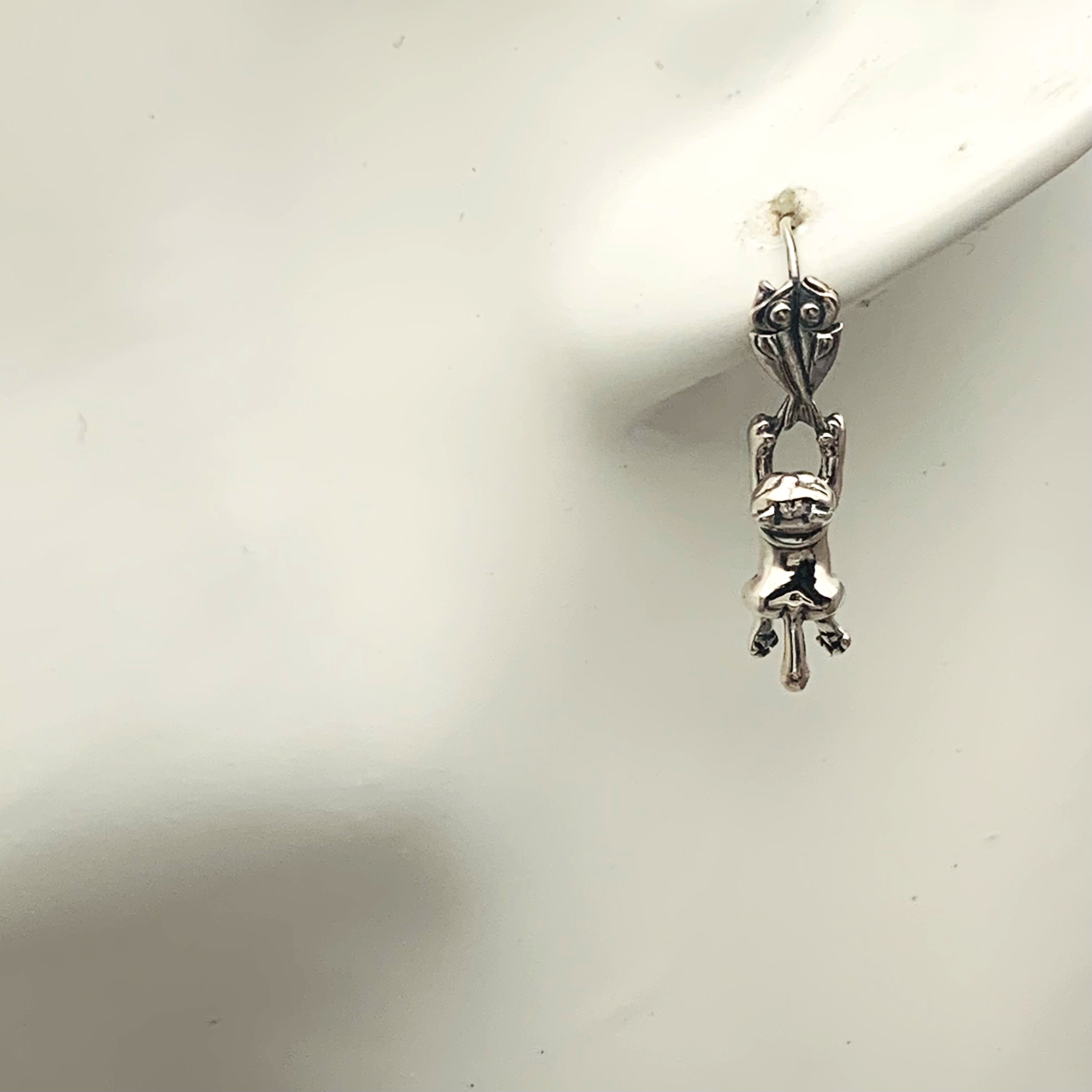 干物に跳び付く猫のピアス 〜sv925〜