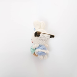 ちいさなうさぎのあみぐるみブローチ  ミントアイス 5枚目の画像