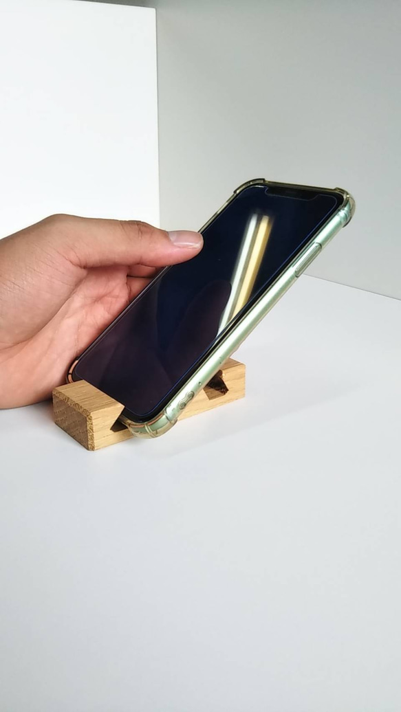 立てたまま操作が出来るスマホスタンド 4枚目の画像