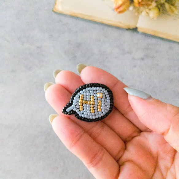 ビーズ刺繍のピンバッジ　吹き出し　他のブローチとの複数使いも可愛い　男性にもオススメのタックピン　父の日 6枚目の画像