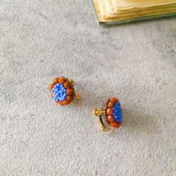 ビーズ刺繍のラウンドピアス/イヤリング　オレンジ色が大人の雰囲気　レトロかわいい　アンティーク調のビーズアクセサリー 2枚目の画像