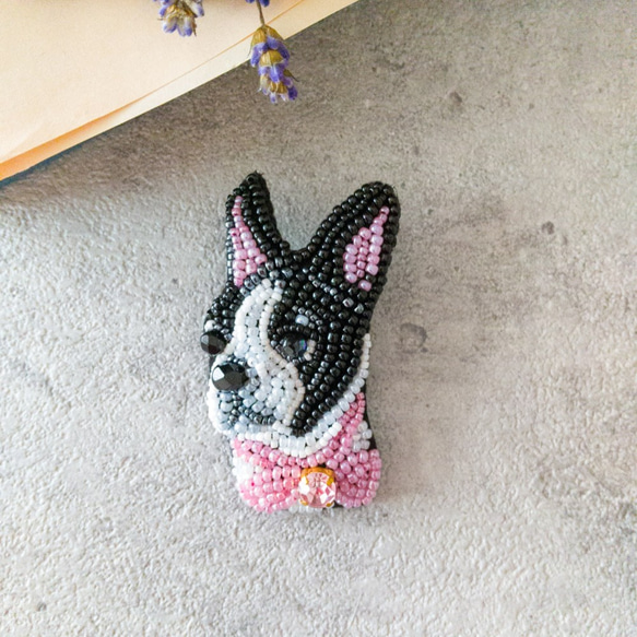 刺繍　ビーズ　ブローチ　ボストンテリア　ハンドメイド ボストンテリアのブローチ ビーズ刺繍 おしゃれな男性にも