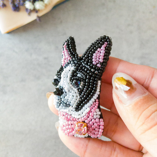 Bagteria ビーズ刺繍バッグ　ボックスイブニングバッグ　バッグテリア ボストンテリアのブローチ ビーズ刺繍 おしゃれな男性にもおすすめ