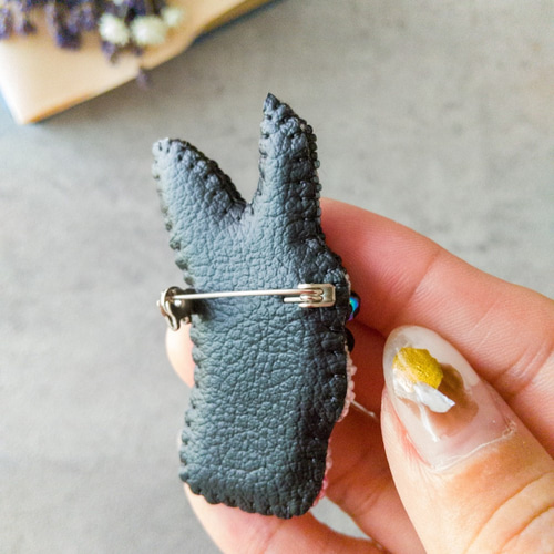 刺繍　ビーズ　ブローチ　ボストンテリア　ハンドメイド ボストンテリアのブローチ ビーズ刺繍 おしゃれな男性にも