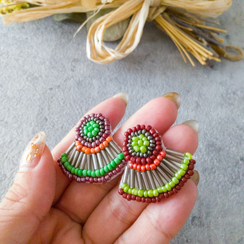 特集掲載】エスニックなビーズ刺繍ピアス/イヤリング(茶系） アジアン