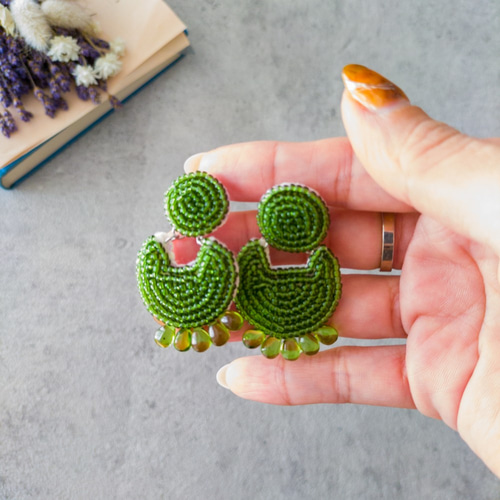 トレンドのグリーン】ビーズ刺繍ピアス/イヤリング オリーブカラーが 