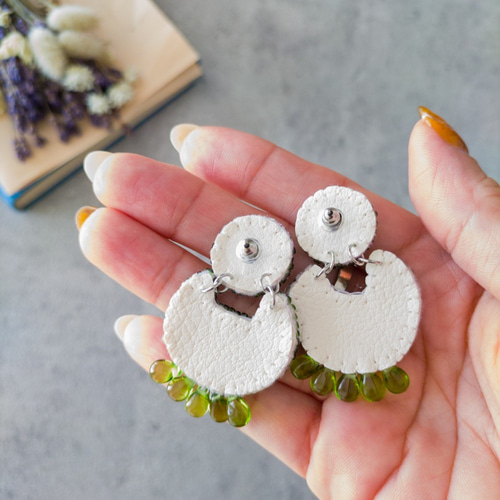 トレンドのグリーン】ビーズ刺繍ピアス/イヤリング オリーブカラーが 