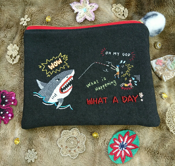 サメが来た❗dangerous☆ サメ☆ 刺繍☆ ポーチ♥️ハローサーカス 4枚目の画像