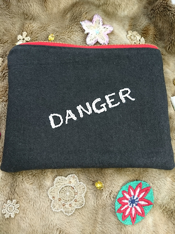 サメが来た❗dangerous☆ サメ☆ 刺繍☆ ポーチ♥️ハローサーカス 5枚目の画像