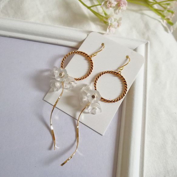 アンティーク風 アクリル花 ねじりリング ひねりパーツ ピアス