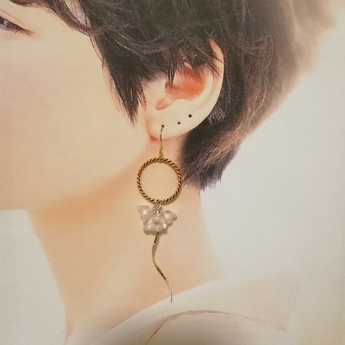 アンティーク風 アクリル花 ねじりリング ひねりパーツ ピアス