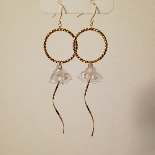 アンティーク風 アクリル花 ねじりリング ひねりパーツ ピアス