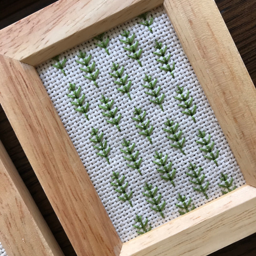 刺繍の壁飾り 置物 インテリア モダン おしゃれ 連続模様 シンプル