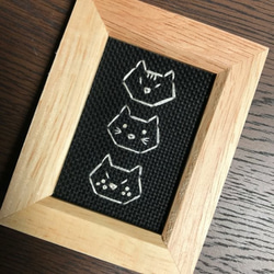 インテリア ミニ刺繍フレーム（猫とお魚）壁掛け　インテリア 　壁飾り　玄関　置物　子供部屋　キッチン　猫好き 3枚目の画像