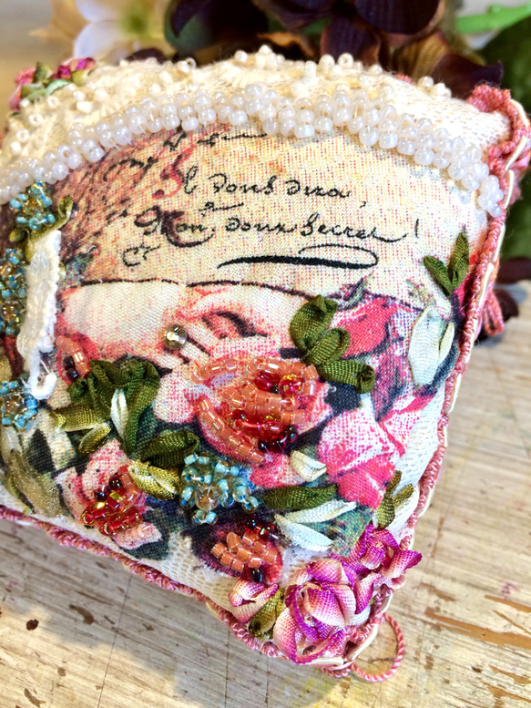 ヴィクトリアン＊薔薇とピンクブレードの飾りピンクッション（Antiqueビーズ使用） 2枚目の画像