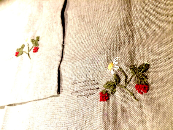 ランチョンマット＊Natural Country＊WILD BERRY手刺繍入 1枚目の画像