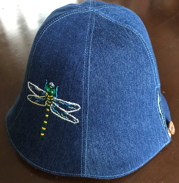 虫の刺繍がアクセントのユニークな帽子　オニヤンマ　大人Ｓ 1枚目の画像