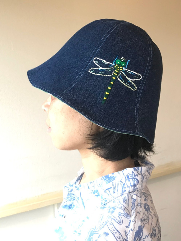 虫の刺繍がアクセントのユニークな帽子　オニヤンマ　大人Ｓ 4枚目の画像