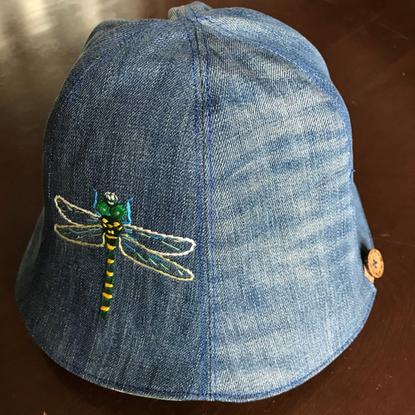 虫の刺繍がアクセントのユニークな帽子 オニヤンマ 大人M
