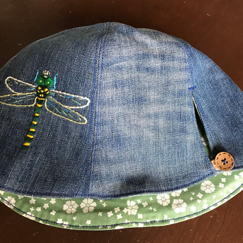 虫の刺繍がアクセントのユニークな帽子 オニヤンマ 大人M