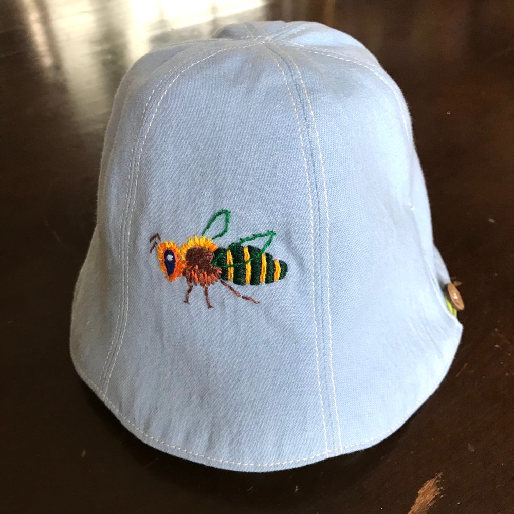 虫の刺繍がアクセントのユニークな帽子　ミツバチ　子供Ｓ