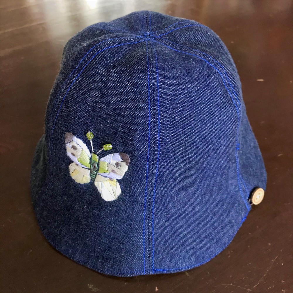 虫の刺繍がアクセントのユニークな帽子　モンシロチョウ　子供Ｍ
