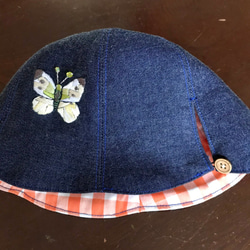虫の刺繍がアクセントのユニークな帽子　モンシロチョウ　子供Ｍ 4枚目の画像