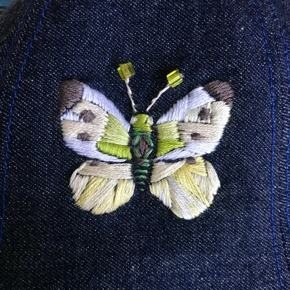 虫の刺繍がアクセントのユニークな帽子　モンシロチョウ　子供Ｍ 5枚目の画像