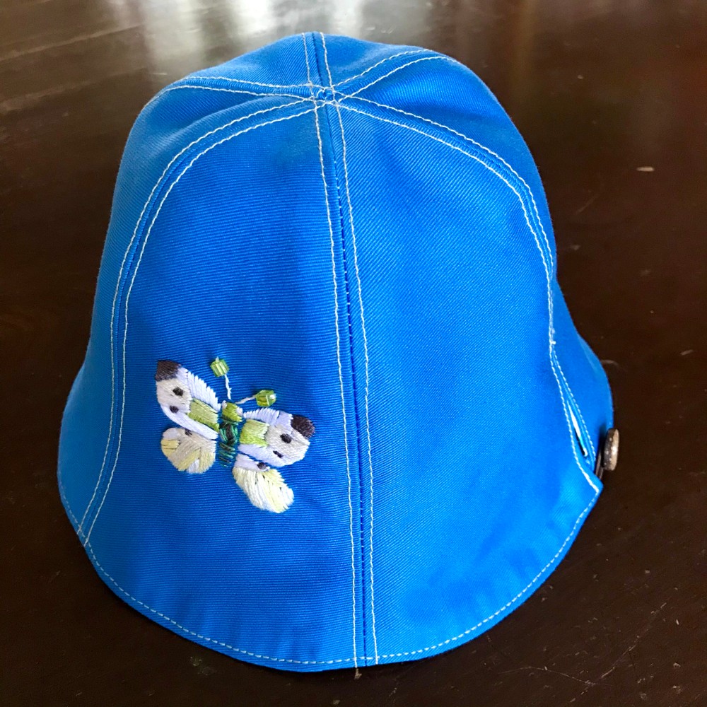 虫の刺繍がアクセントのユニークな帽子　モンシロチョウ　子供Ｓ