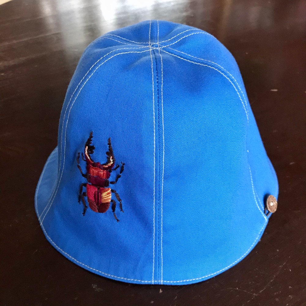 虫の刺繍がアクセントのユニークな帽子　ノコギリクワガタ　子供Ｍ