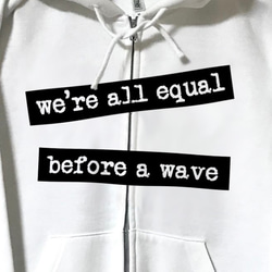 レジェンドサーファー名言 ジップパーカー　We're all equal before a wave. 2枚目の画像