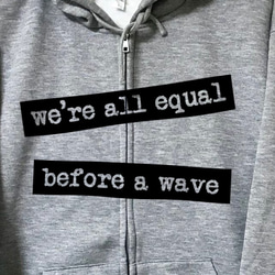 レジェンドサーファー名言 ジップパーカー　We're all equal before a wave. 4枚目の画像