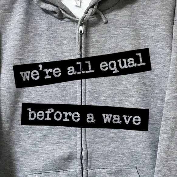 レジェンドサーファー名言 ジップパーカー　We're all equal before a wave. 4枚目の画像