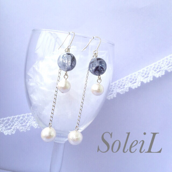 SoleiL☆ネイビー×コットンパールチェーンピアス 1枚目の画像