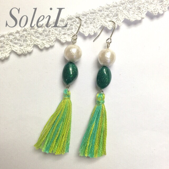 SoleiL☆コットンパール×グリーンタッセルピアス 2枚目の画像