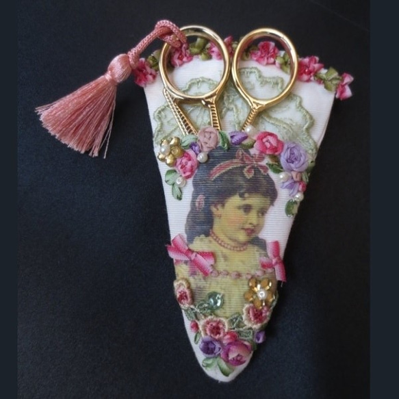 少女と薔薇刺繍のシザーケースのキット 1枚目の画像