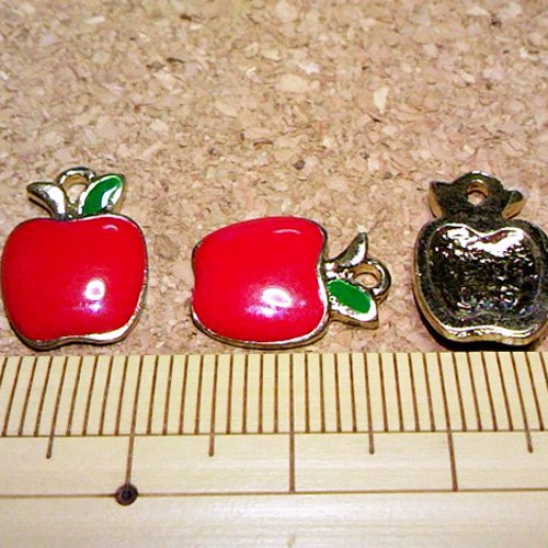 レア‼️Kitty フルーツ柄ポーチ チェック りんごチャーム付き Hello Kitty フルーツ柄ポーチ チェック りんごチャーム付き 2025年版