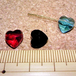 小さなハート型ガラスビーズ８個黒ブルー系 3枚目の画像