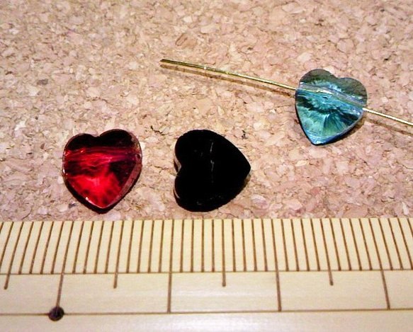 小さなハート型ガラスビーズ８個黒ブルー系 3枚目の画像