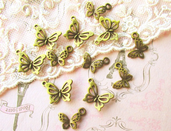 蝶のチャーム大小10個金古美 2枚目の画像