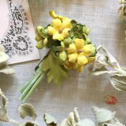 黄色い布花小花ブーケのコサージュ 2枚目の画像