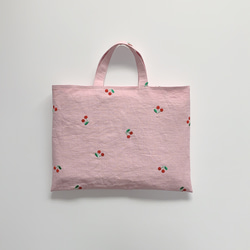 《選べるサイズ》ピンク×さくらんぼ刺繍のレッスンバッグ 1枚目の画像