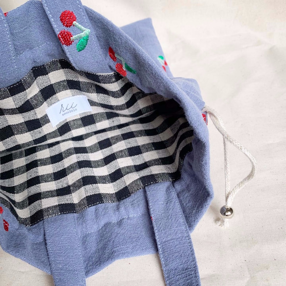 《選べるサイズ》ダスティブルー×さくらんぼ刺繍の巾着バッグ（マチなし） 2枚目の画像