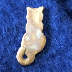 陶土で作ったネコの後ろ姿のブローチ 3枚目の画像