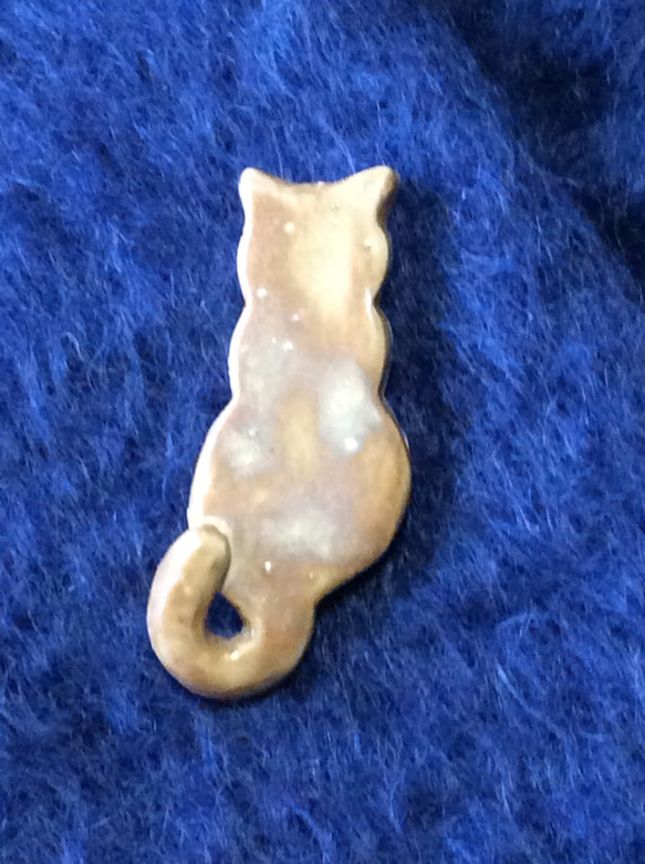 陶土で作ったネコの後ろ姿のブローチ 3枚目の画像