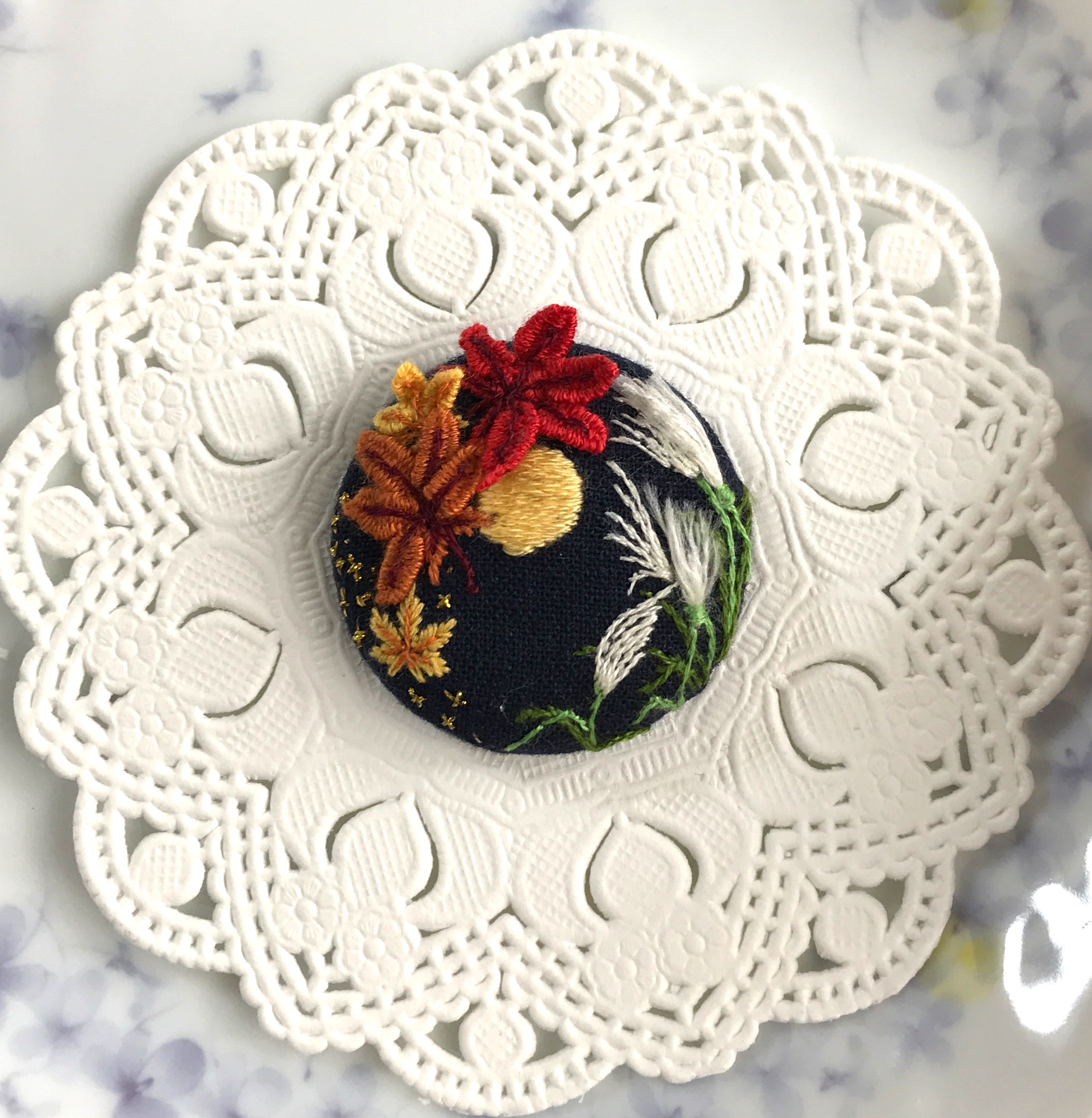 【感謝♡sale】リボン刺繍ブローチ　ハンドメイド　くるみボタン　2個 感謝♡sale】リボン刺繍ブローチ ハンドメイド くるみボタン 2個