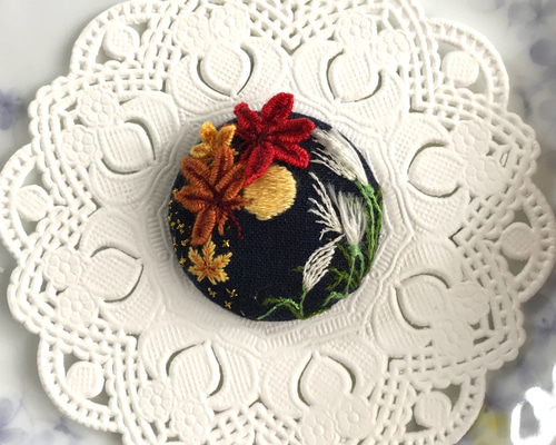くるみボタン刺繍ブローチ 秋桜と千日紅のブローチ handmade 【刺繍