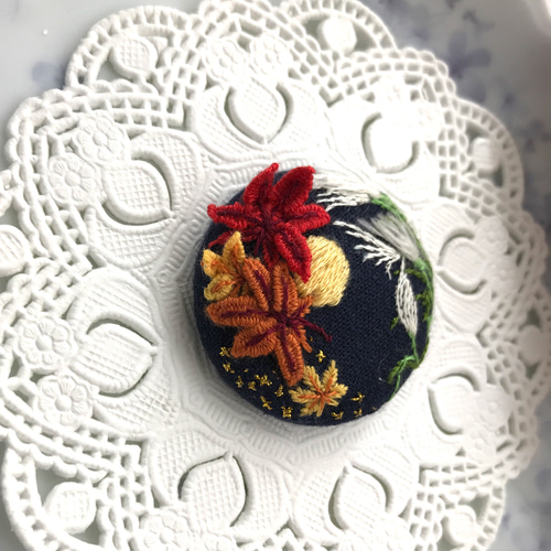 【感謝♡sale】リボン刺繍ブローチ　ハンドメイド　くるみボタン　2個 感謝♡sale】リボン刺繍ブローチ ハンドメイド くるみボタン 2個