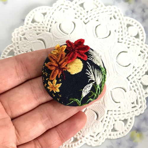専用 こり様]くるみボタン 刺繍 ブローチ フェルト キジトラ 紅葉 専用